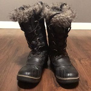 Sleek Waterproof snow boots